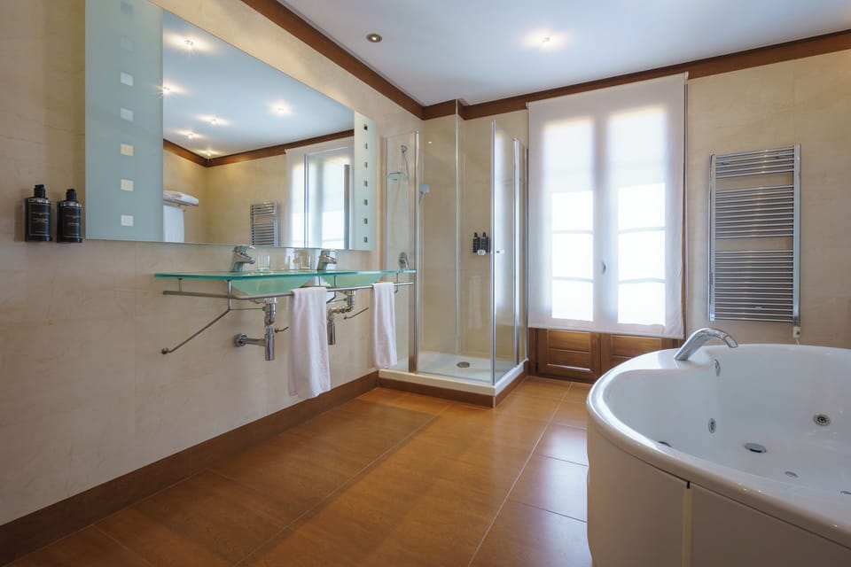 Combined shower/tub, free toiletries, hair dryer, bidet