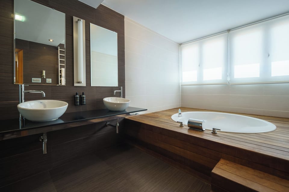 Suite (Solarium) | Bathroom | Combined shower/tub, free toiletries, hair dryer, bidet
