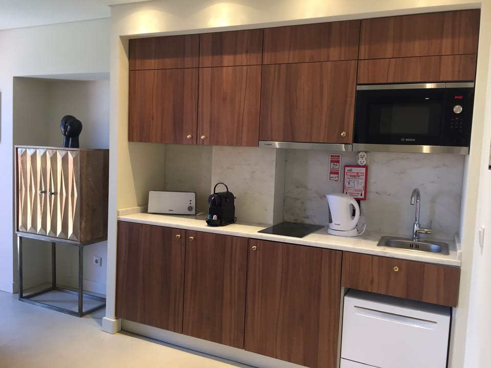 Apartment, 1 Bedroom, Balcony, River View | Private kitchenette