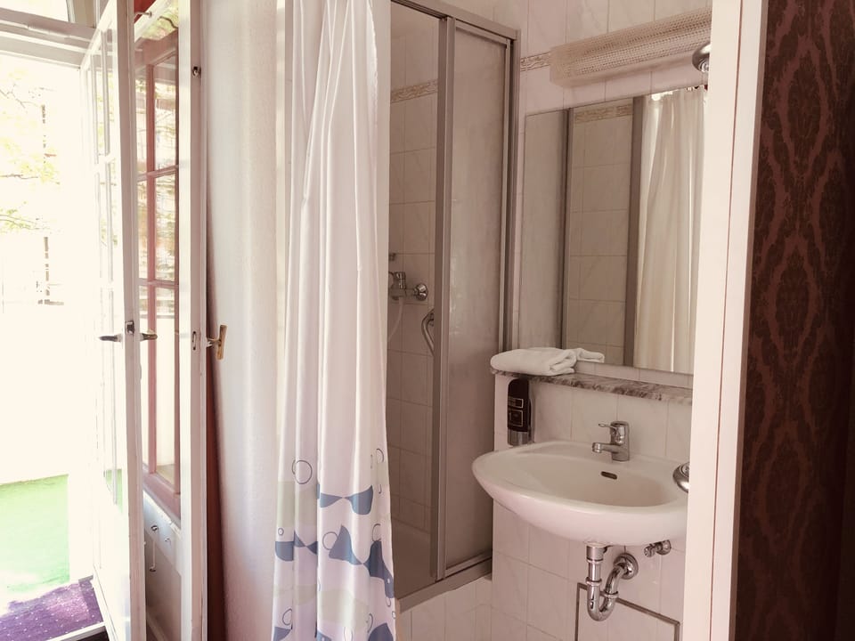 Basic Double room with Shared Toilet | Bathroom | Shower, hair dryer, towels, soap