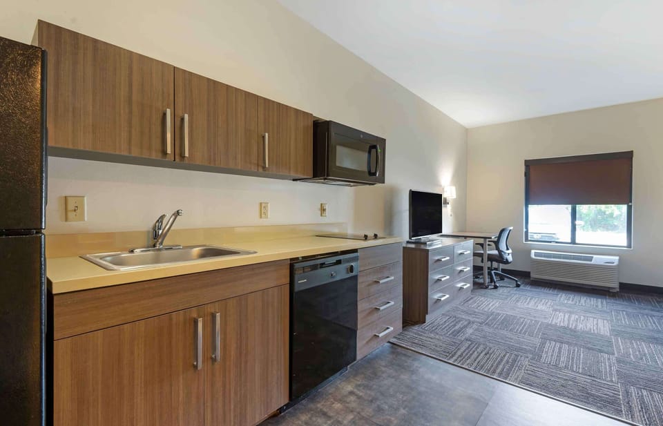 Studio, 1 Queen Bed, Non Smoking | Private kitchen | Fridge, microwave, stovetop, dishwasher
