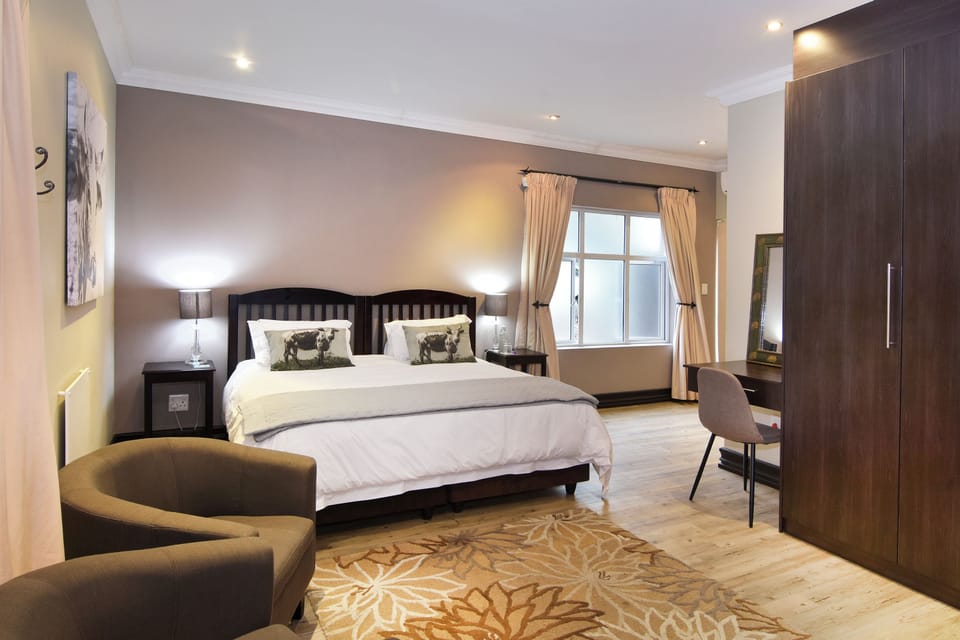 Nguni - King/Twin Room Ground Floor | In-room safe, individually decorated, desk, laptop workspace