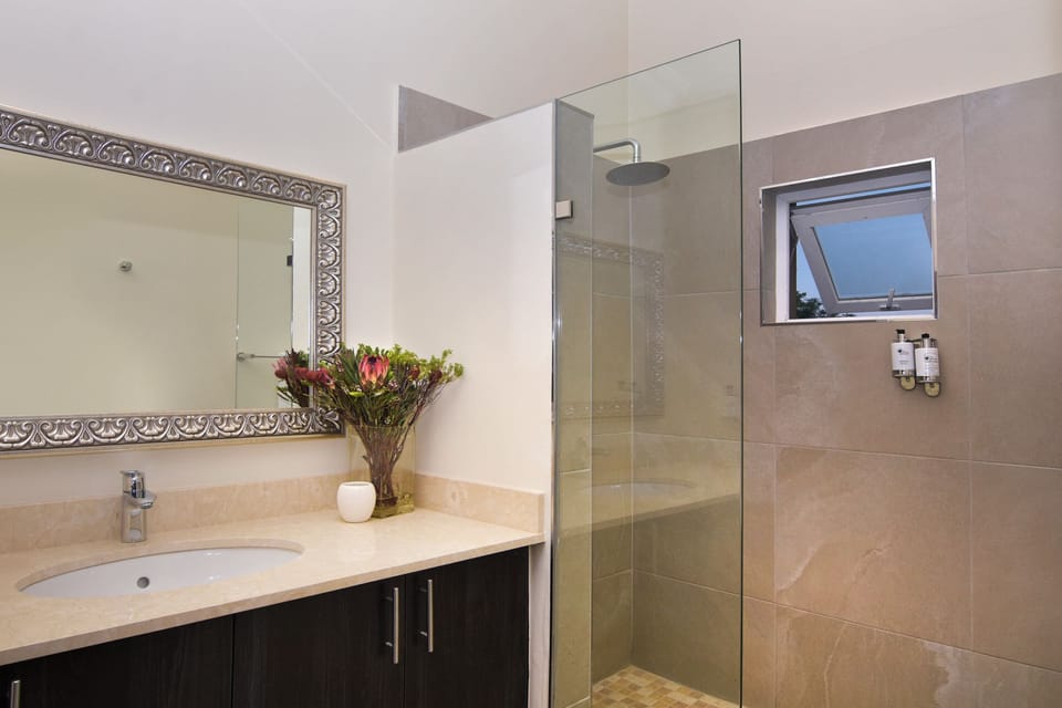 Giraffe - Queen Room Second Floor | Bathroom | Free toiletries, hair dryer, towels