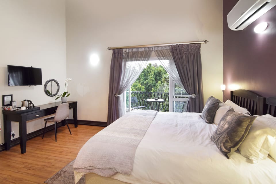 African Element - King Room with Balcony | In-room safe, individually decorated, desk, laptop workspace