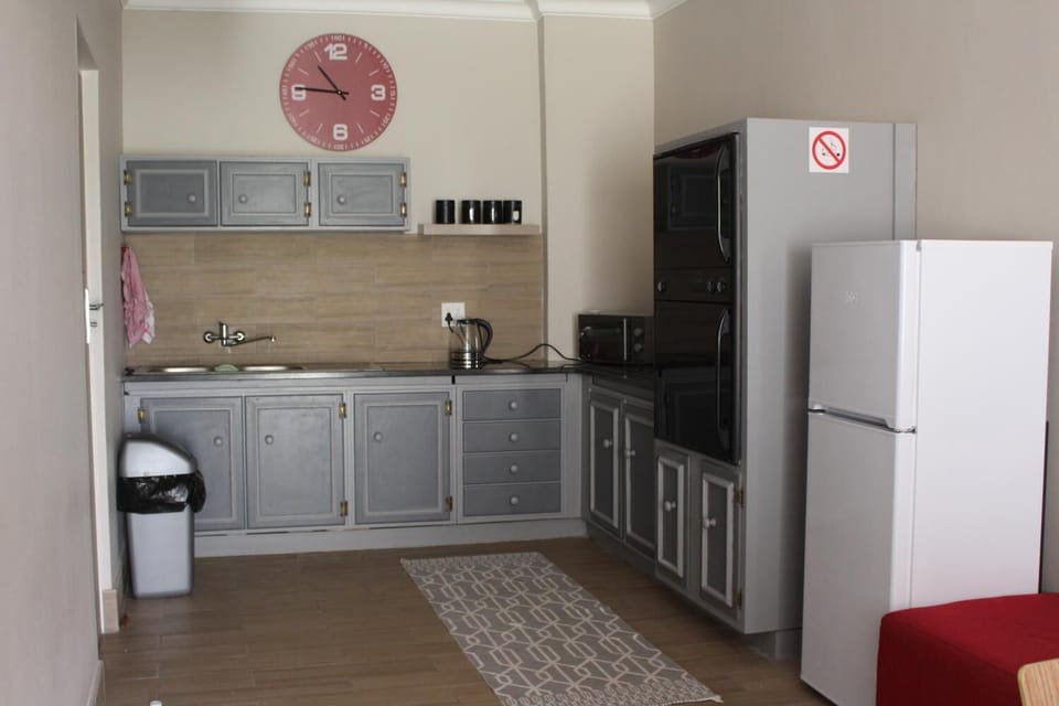 Coffee/tea maker, fridge