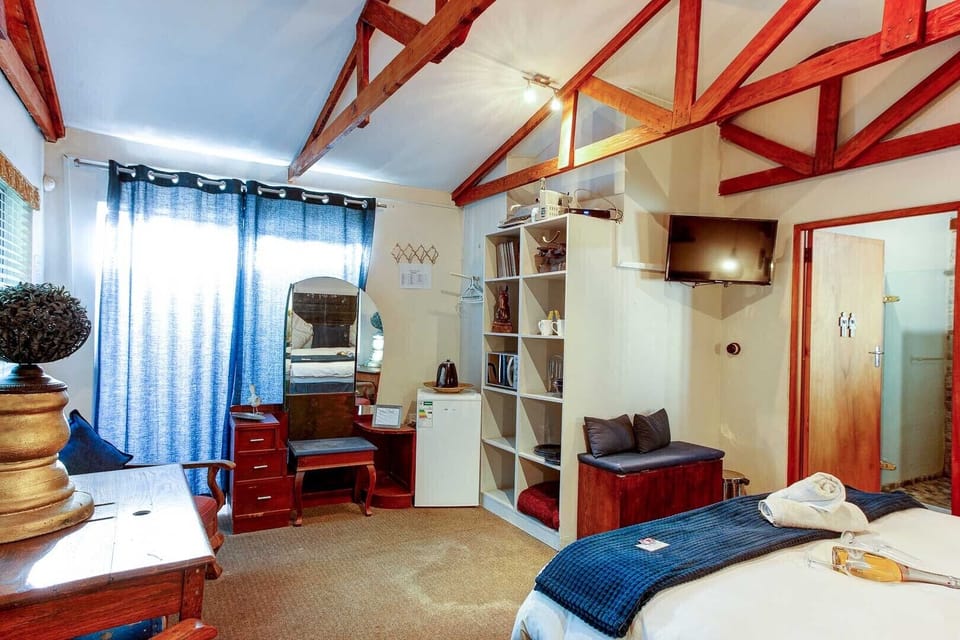 Honeymoon Room | Living area | 40-inch TV with satellite channels
