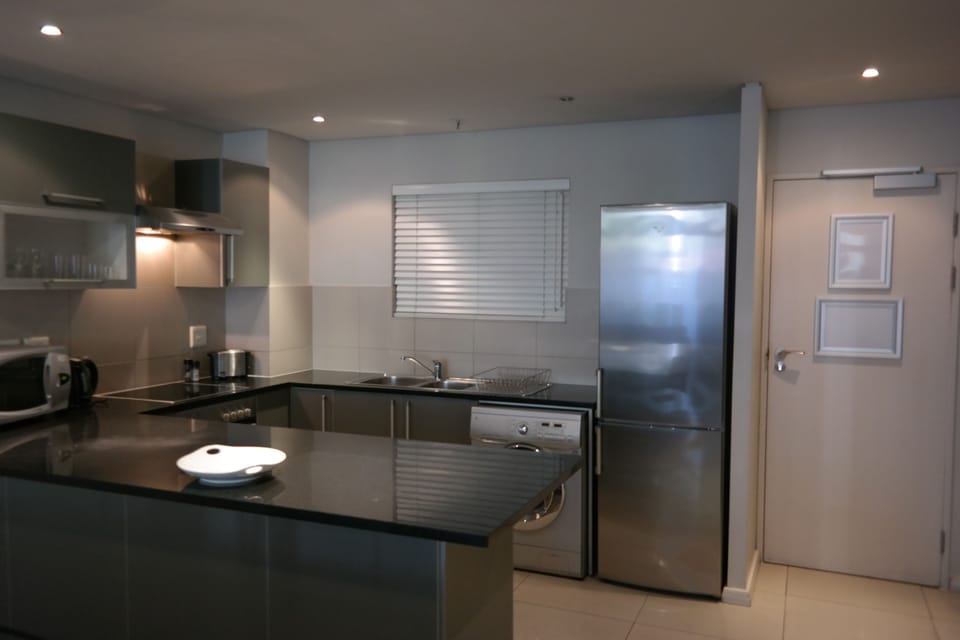 Apartment (2 Bedrooms) | Private kitchen | Full-size fridge, microwave, oven, stovetop