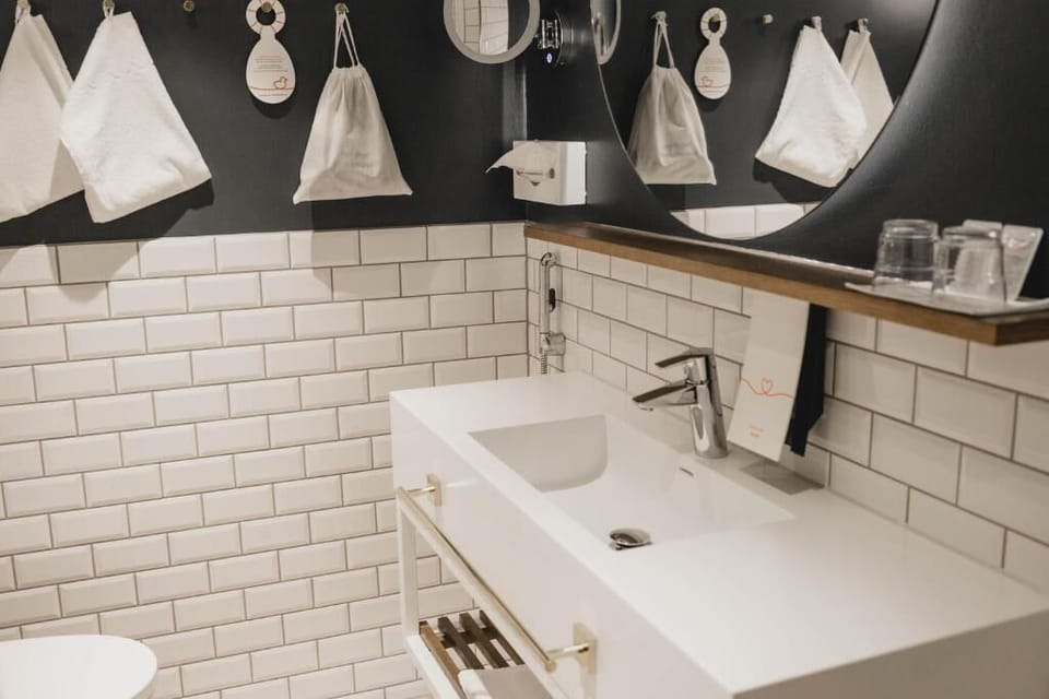 Standard Twin Room (extra bed possibility) | Bathroom | Shower, hair dryer, bidet, towels