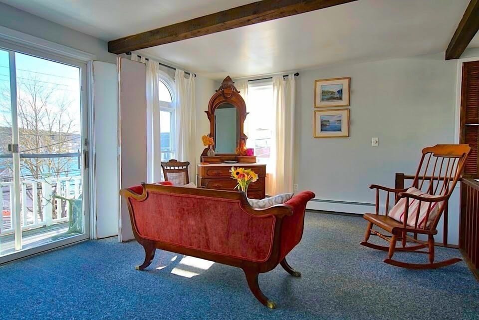Captain's Quarters | Living area | Flat-screen TV