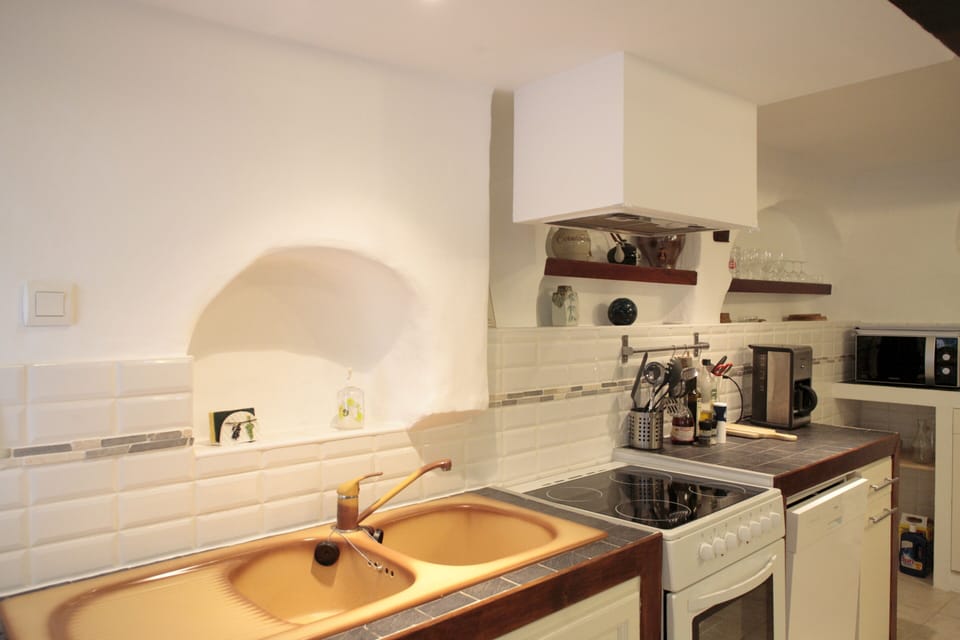Fully equipped open plan kitchen