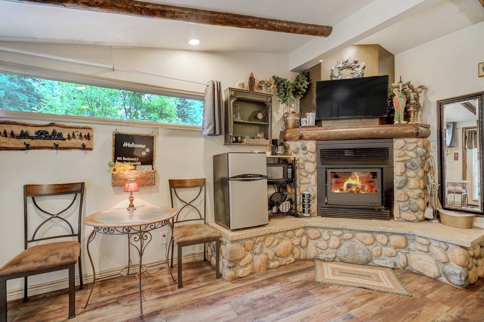 Microwave, mini-fridge, coffee maker, dishes, utensils and complimentary coffee