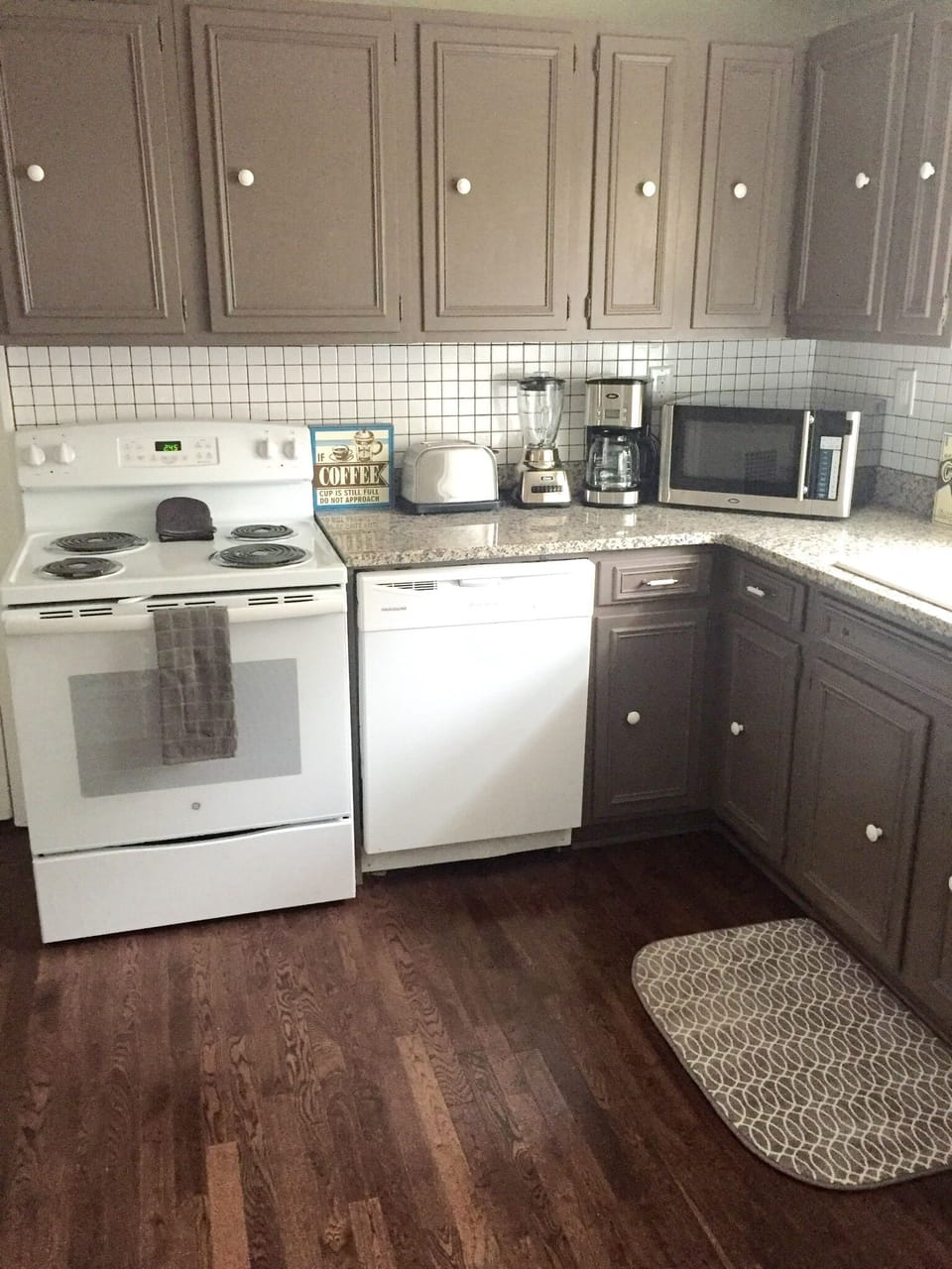 Fully stocked kitchen with everything you'll need to cook up a storm.
