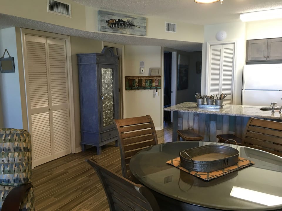 Table/bar seats 8. Fully equipped kitchen w/a view of the beach. Recliner in LR.