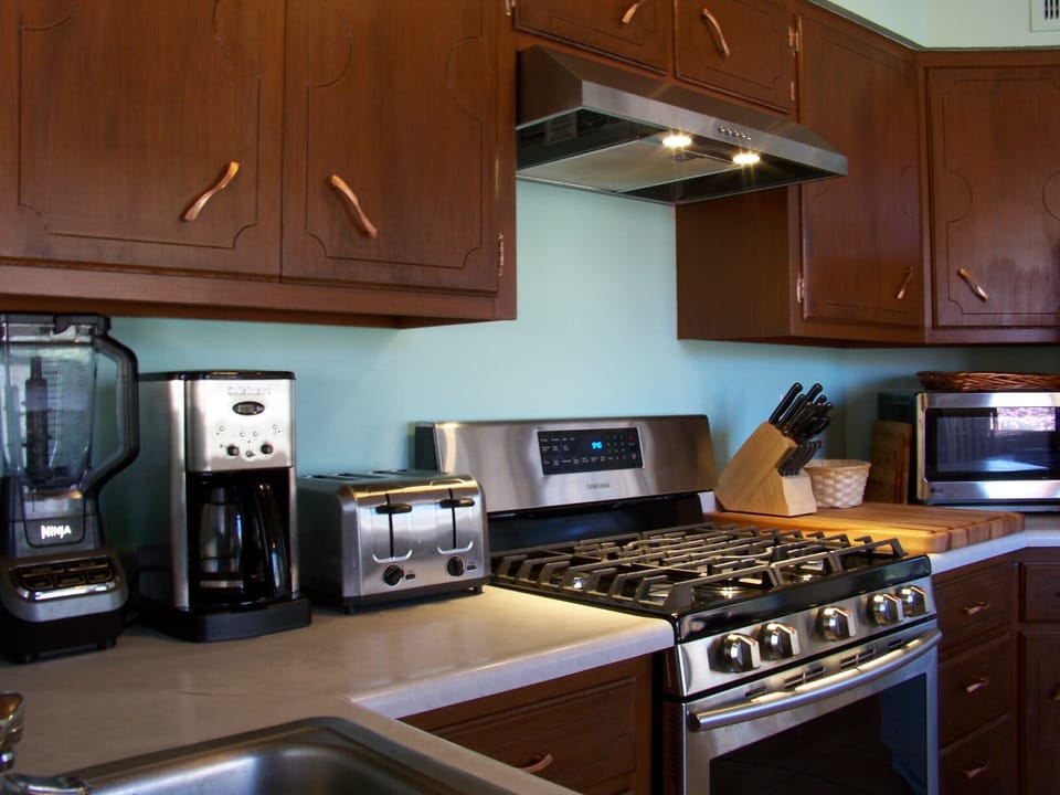 Fully stocked kitchen!