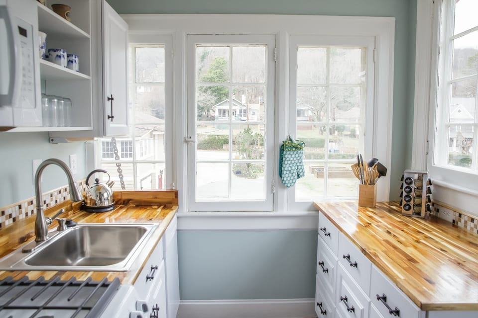 Fully equipped kitchen, gas stove & oven, dishwasher, microwave & refrigerator.
