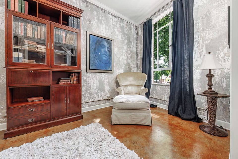 Queen Master - Sitting Area