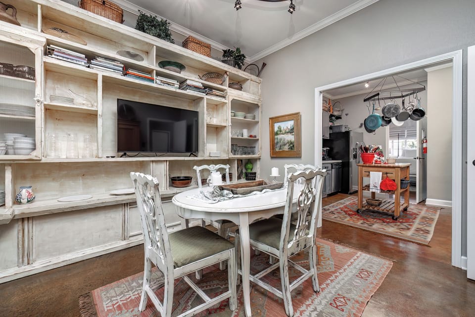 Alternate dining/sitting area