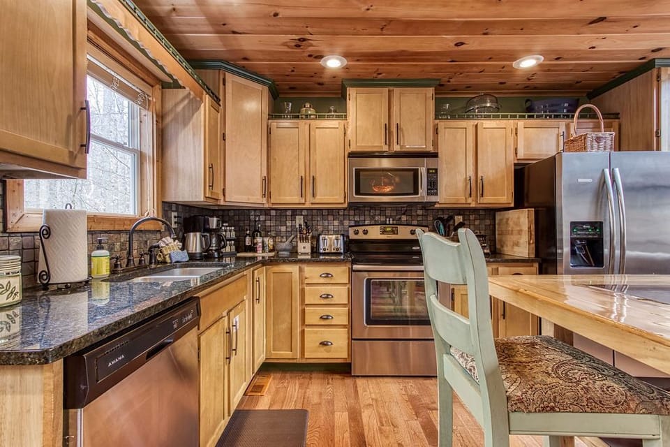 Beautiful gourmet kitchen with everything you should need. 