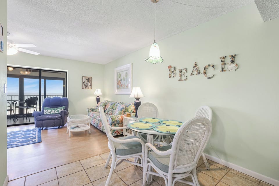 Cute Dining area adjacent to kitchen!