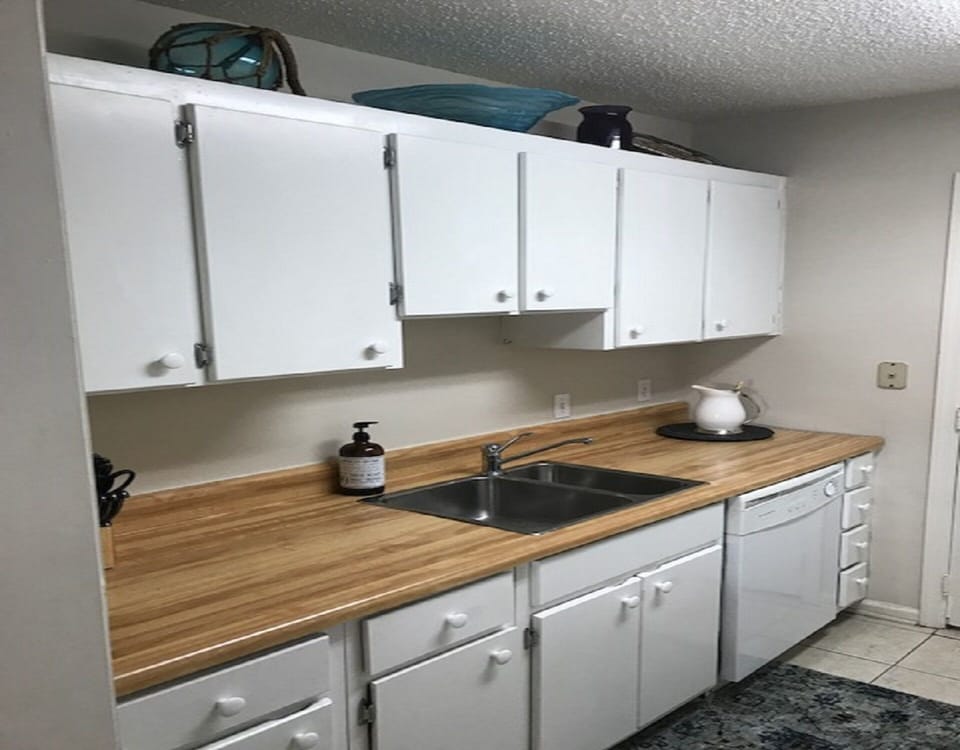 FULL KITCHEN ALL APPLIANCES AND COFFEE MAKER