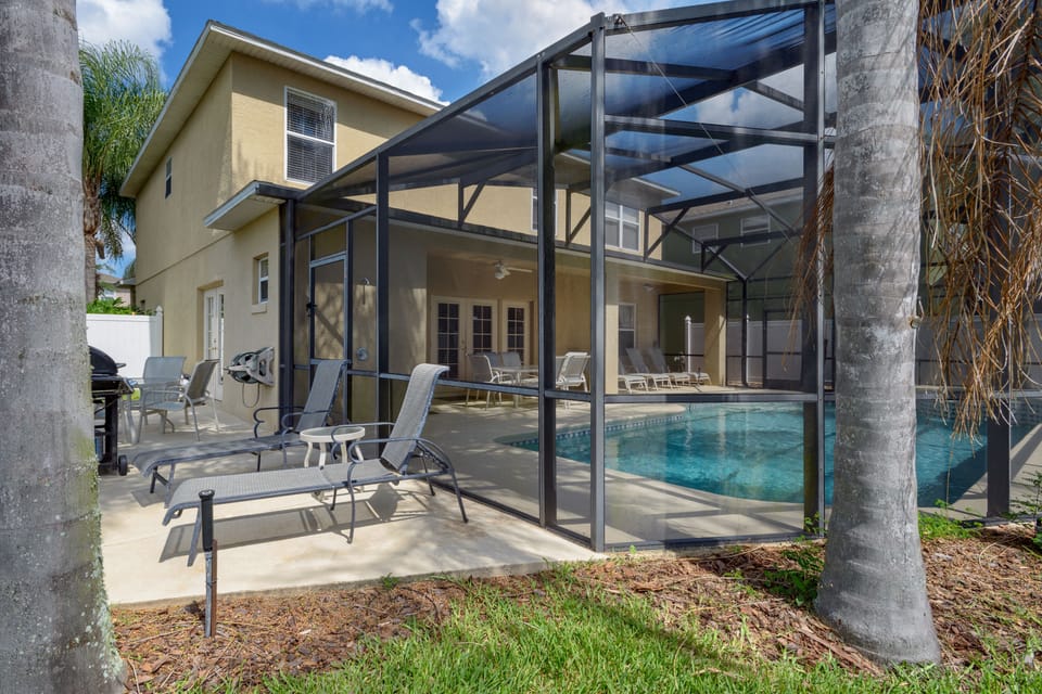 Sunny Side Patio with Large, Private Grassy side yard (NO GRILL Available)