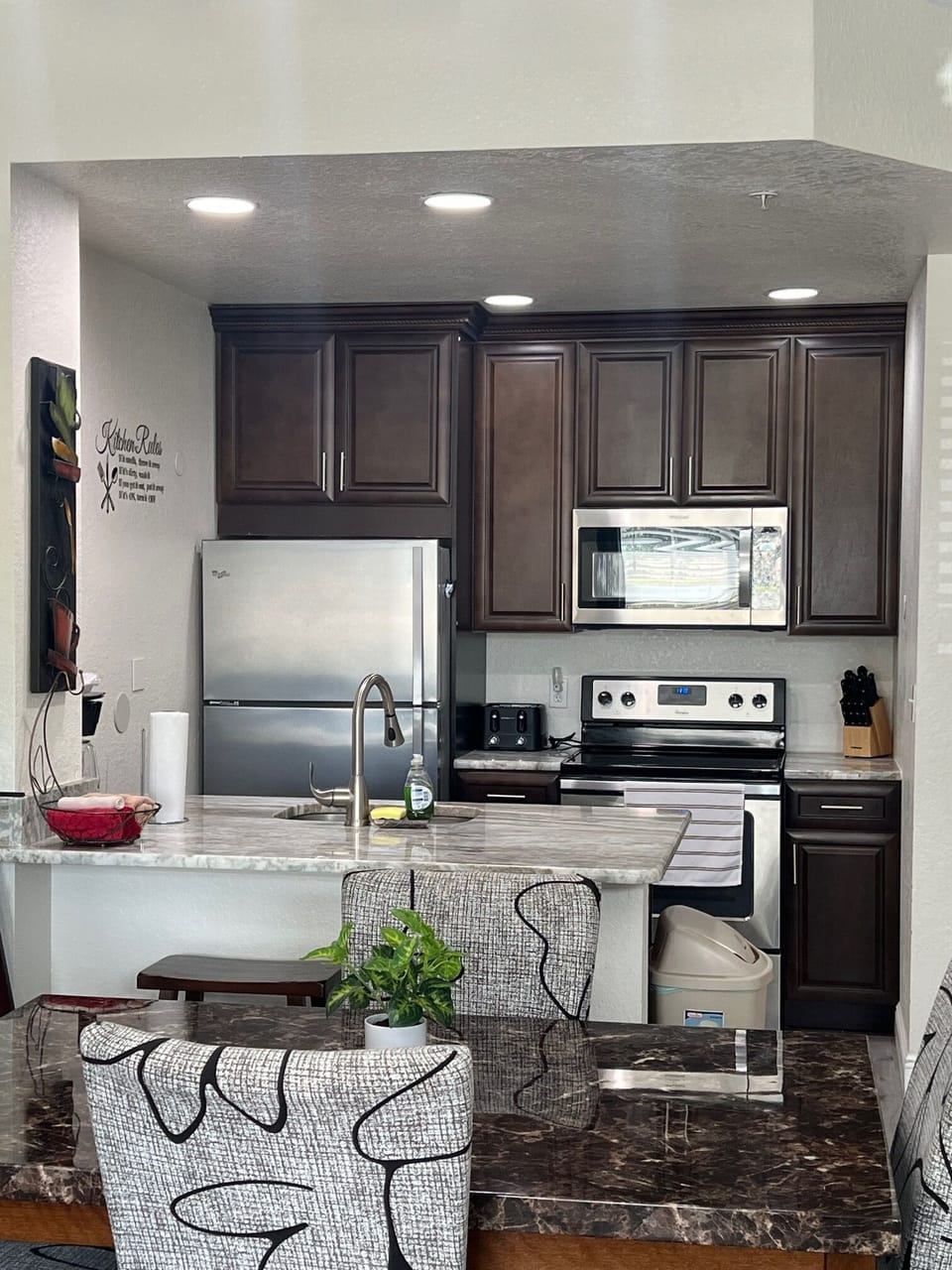 Fully equipped kitchen.