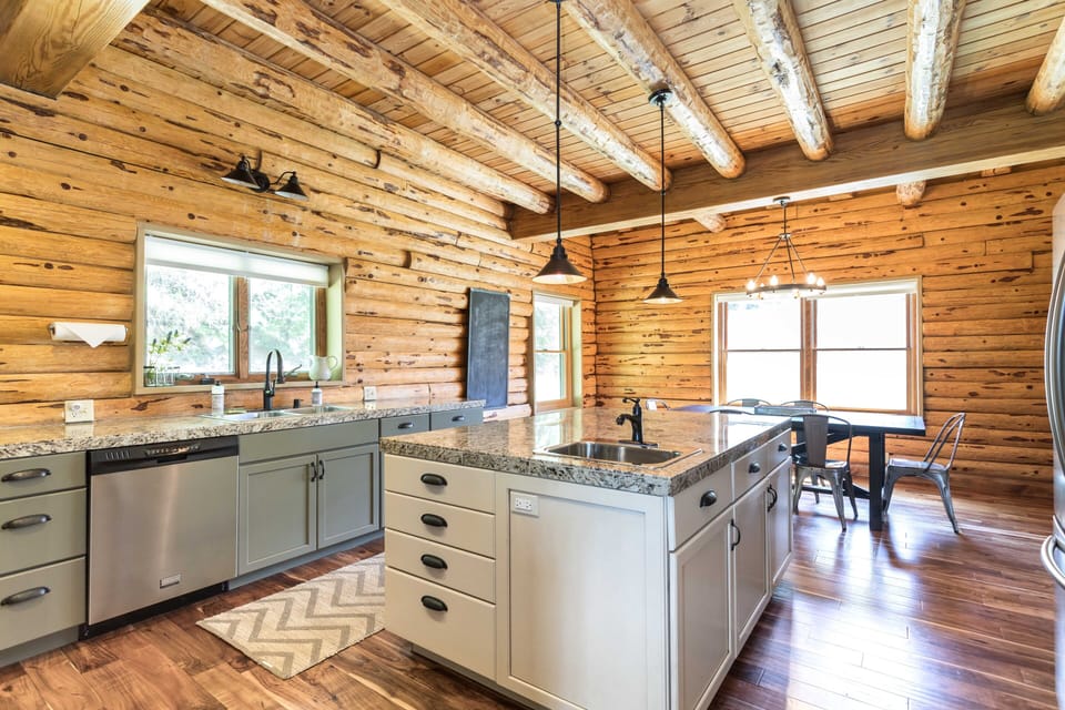 Modern, updated in-eat kitchen with dining table for up to 10.