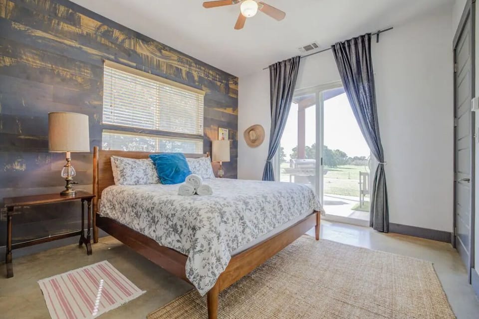 east en suite; king bed