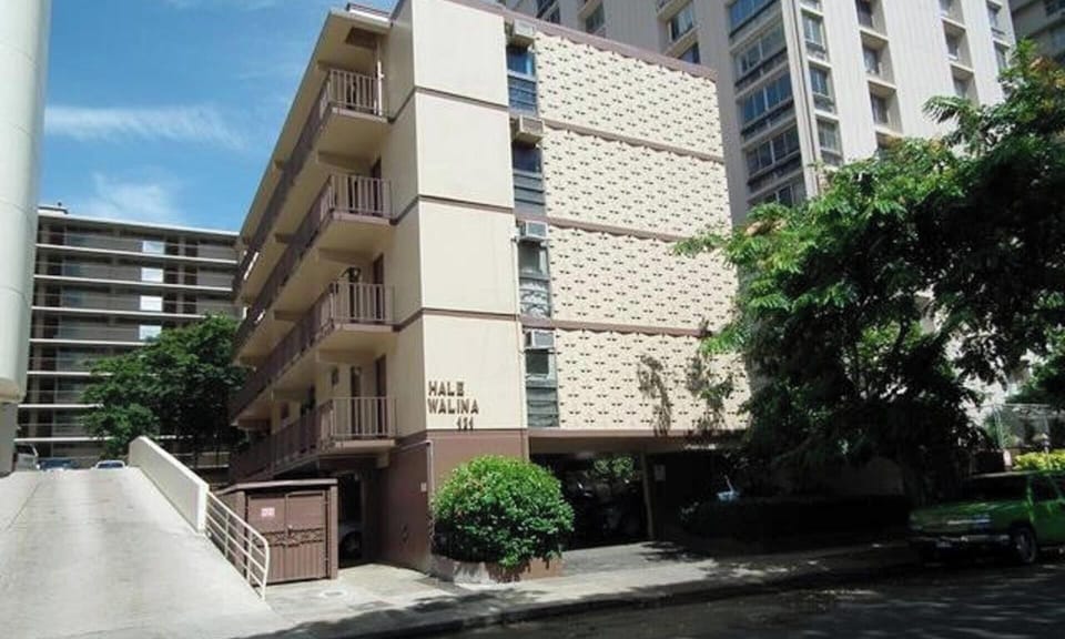 424 HALE WALINA STUDIO #24 SECURED PRIVATE BUILDING, CLEAN. 