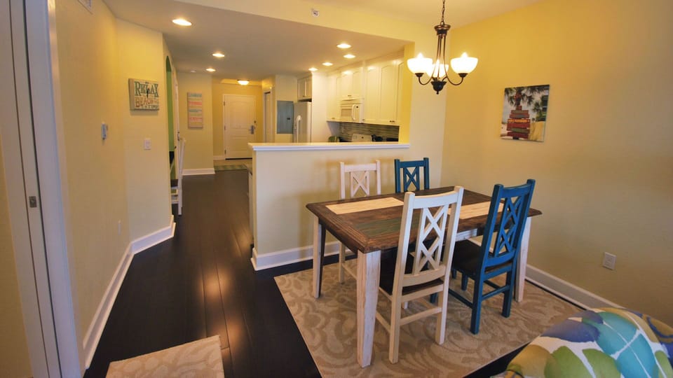 Dining Room - Table with 6 chairs + 2 additional folding chairs in closet