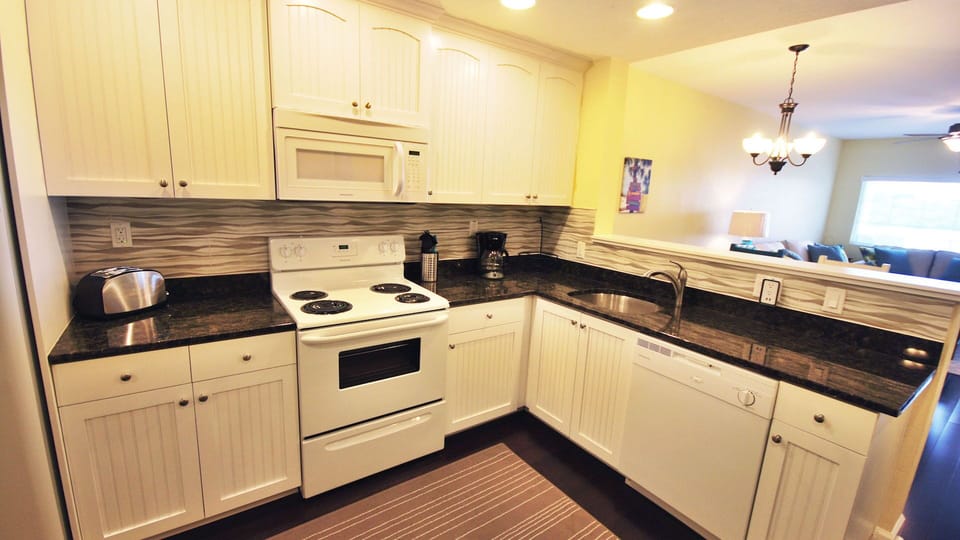 Kitchen - Coffee maker, toaster and cooking utensils provided