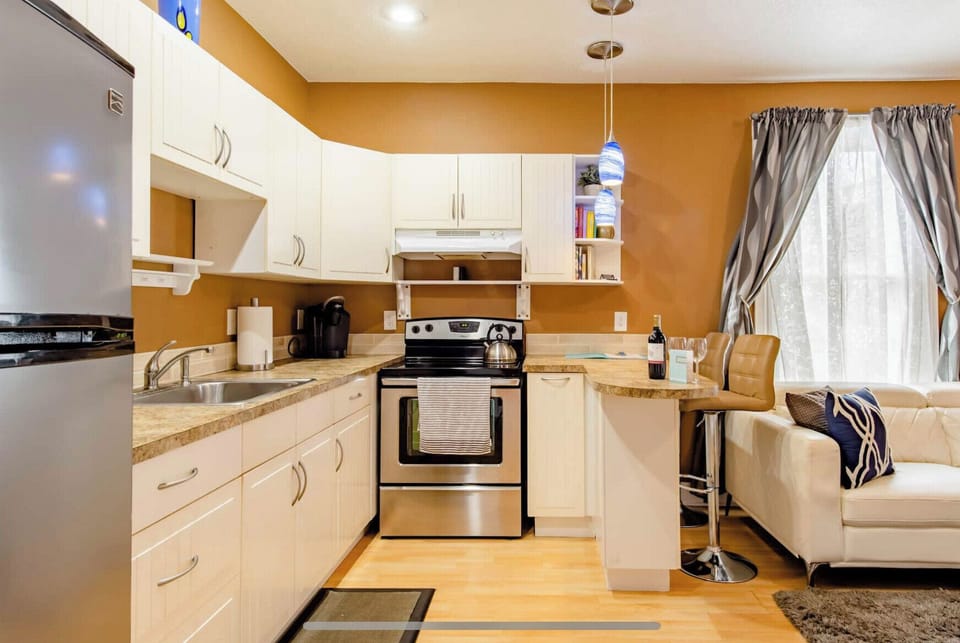 Full size kitchen nicely equipped