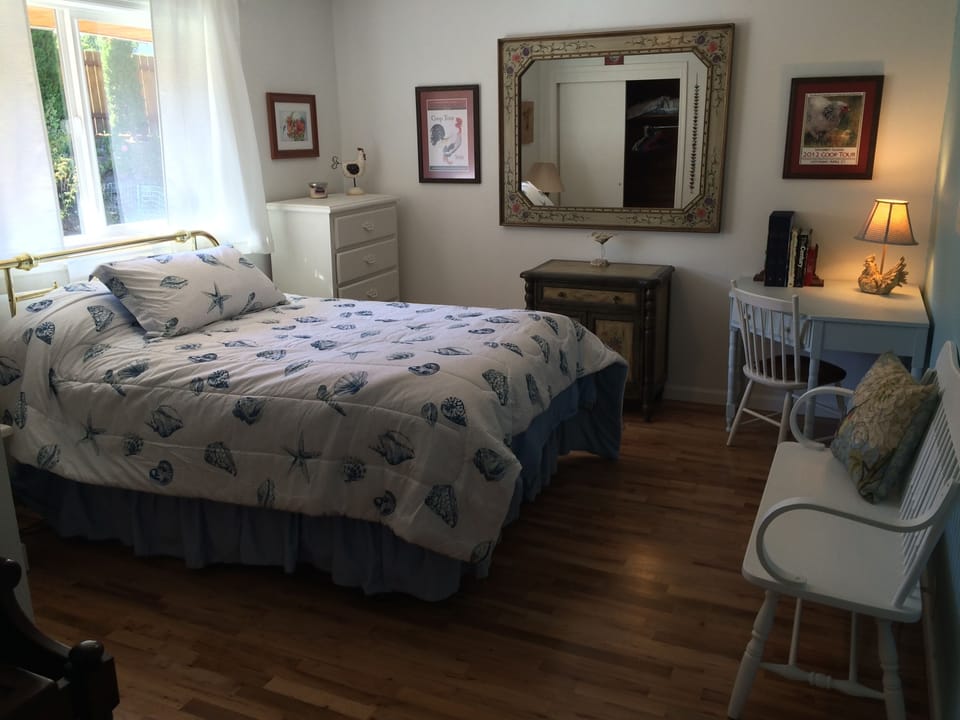 Bedroom 2 - (Guest Bedroom) . Queen bed, roomy, nice!