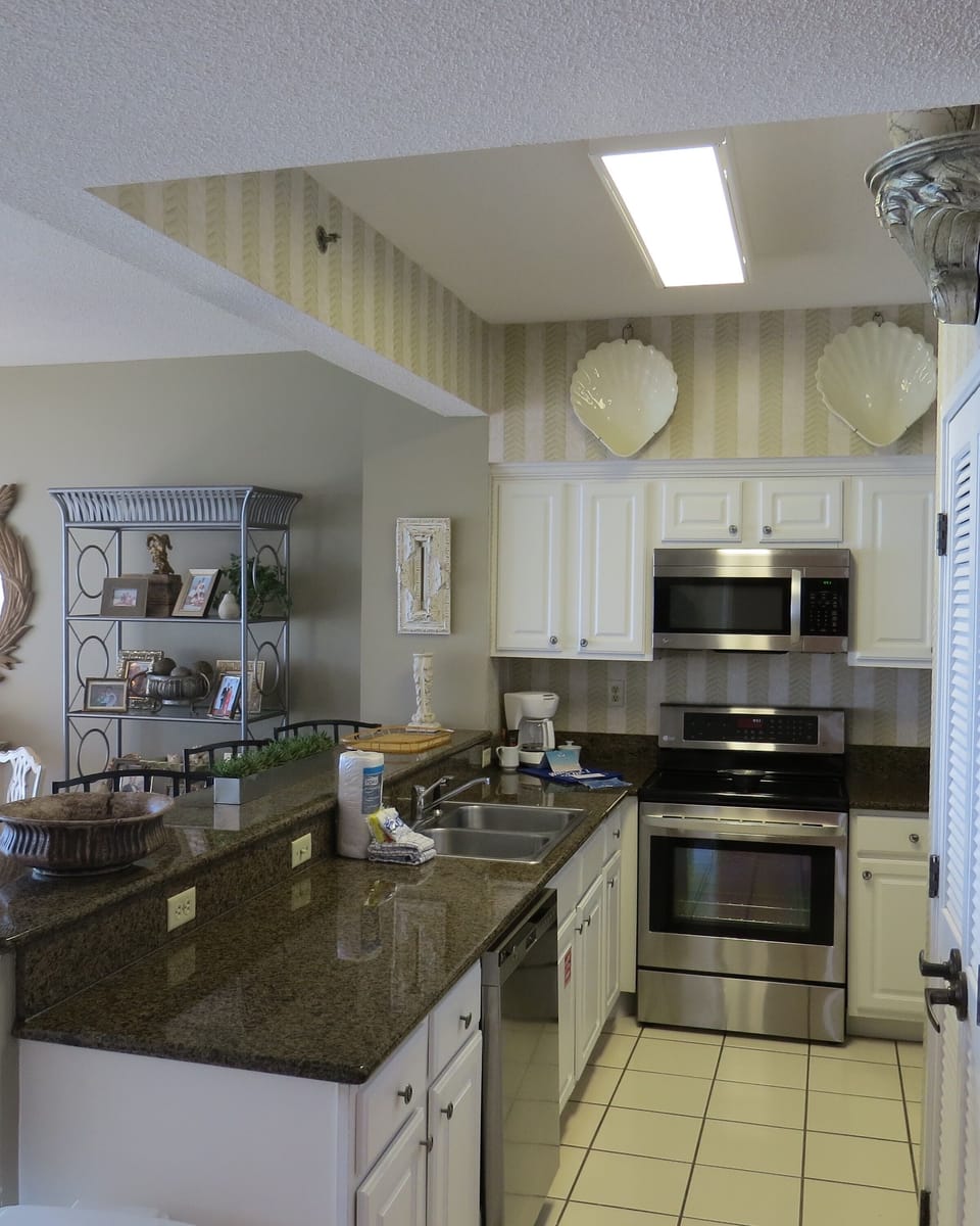Kitchen, stainless appliances