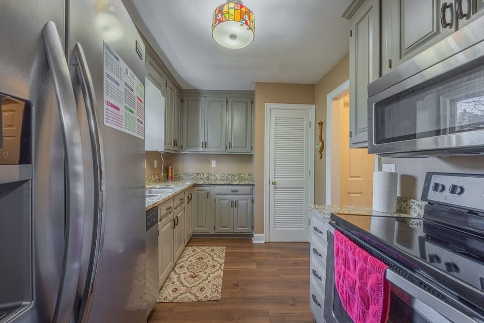 Complete kitchen with full appliance set 