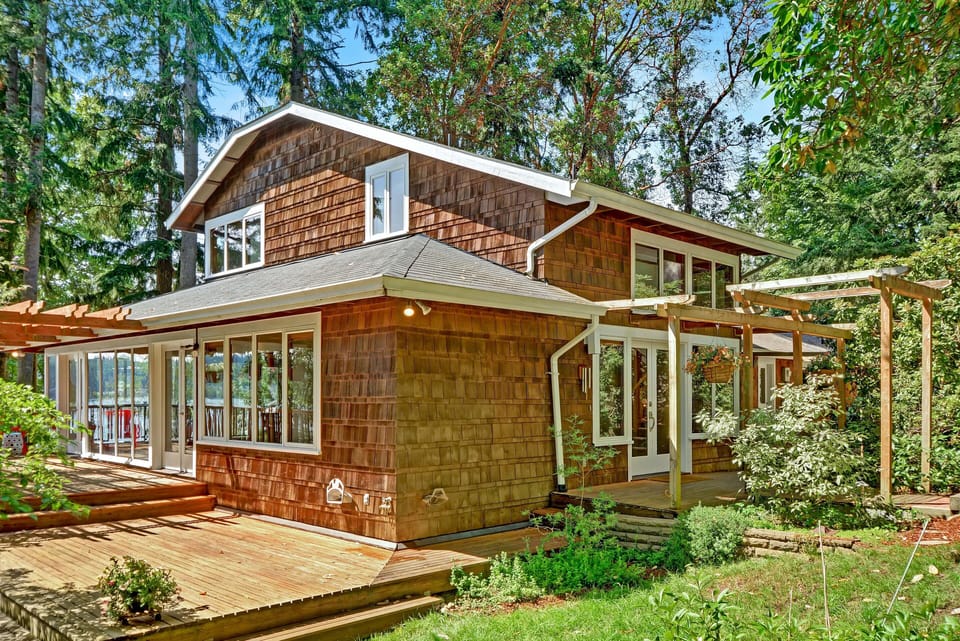 Side deck and entryway view. 
