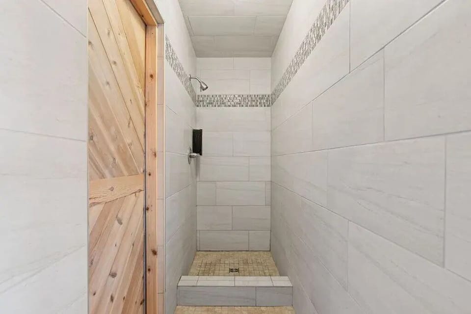Sauna & Jacuzzi Shower