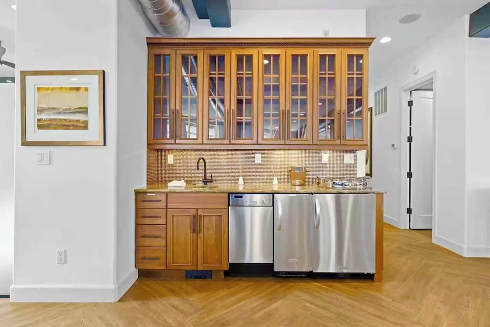 Bar (Mini fridge, ice maker, dishwasher)
