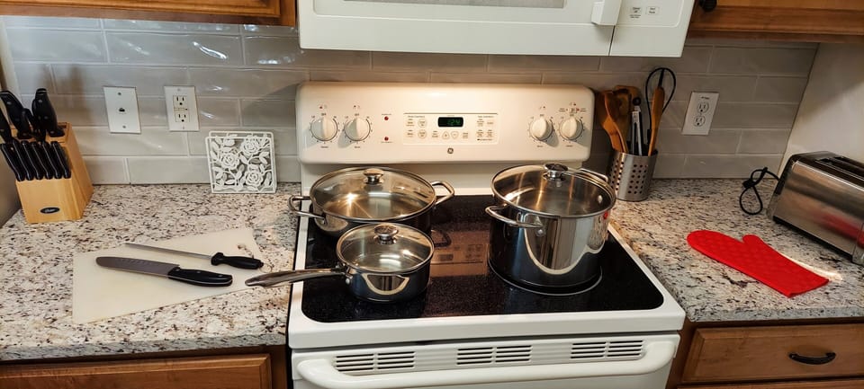 Kitchen equipped with everything you need for a home cooked meal.