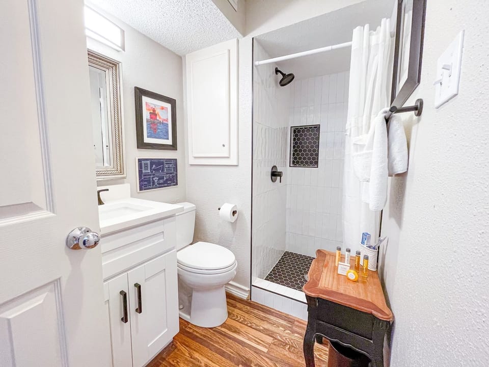Full bathroom on the main floor. 