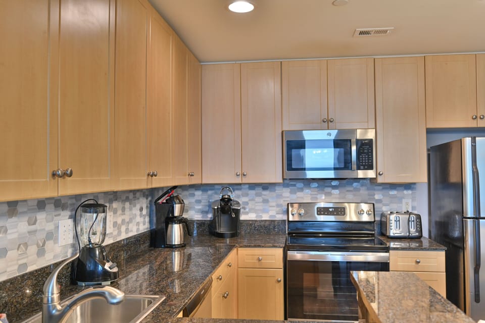 Fully equipped kitchen with granite counters and stainless steel

