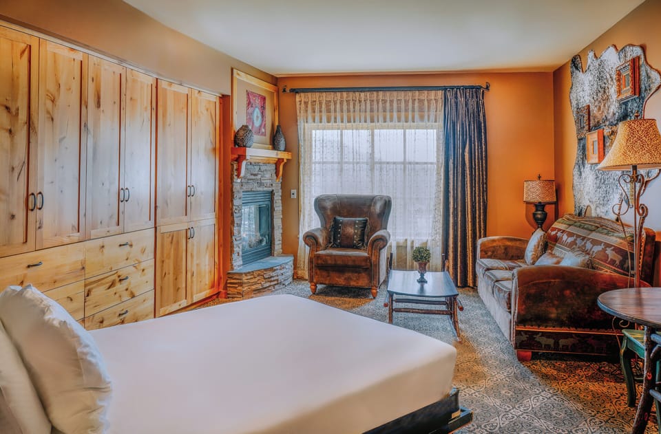Superior Room, 1 Queen Bed | Premium bedding, in-room safe, desk, laptop workspace