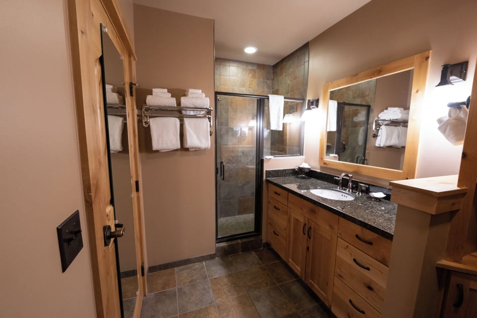 Superior Room, 1 Queen Bed | Bathroom | Shower, free toiletries, hair dryer, towels
