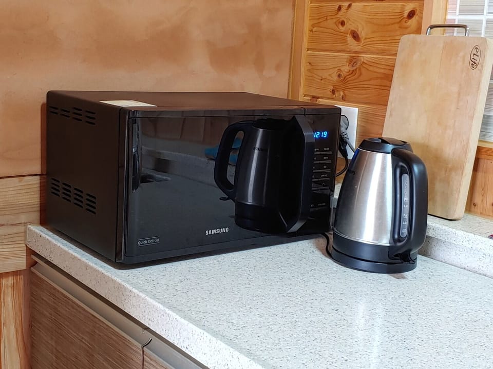 House (82 sqm) | Private kitchen | Full-size fridge, microwave, stovetop, electric kettle