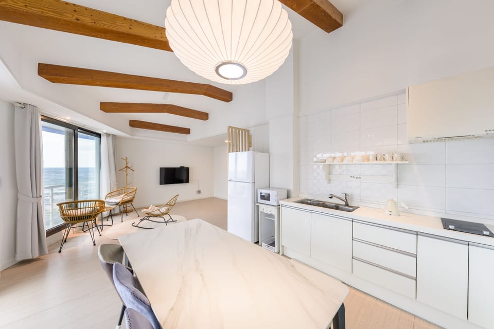Sky Room (501) | Private kitchen | Mini-fridge, stovetop, rice cooker, cookware/dishes/utensils
