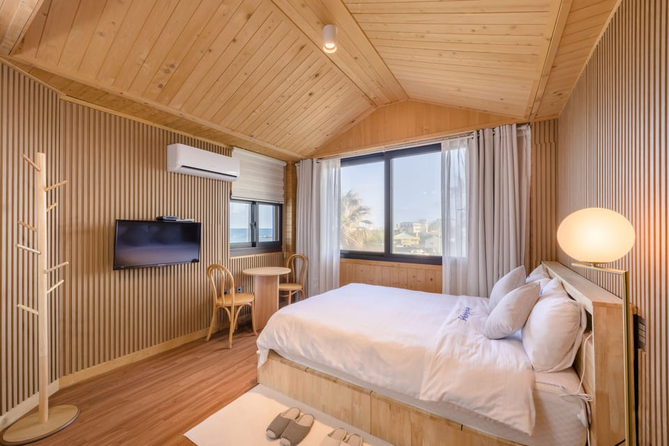 Wood Room (201) | Blackout drapes, soundproofing, free WiFi, bed sheets