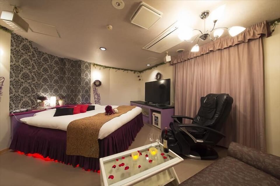 Economy Double Room, 1 Double Bed, Mountainside | Desk, WiFi (free), individually decorated, bed sheets