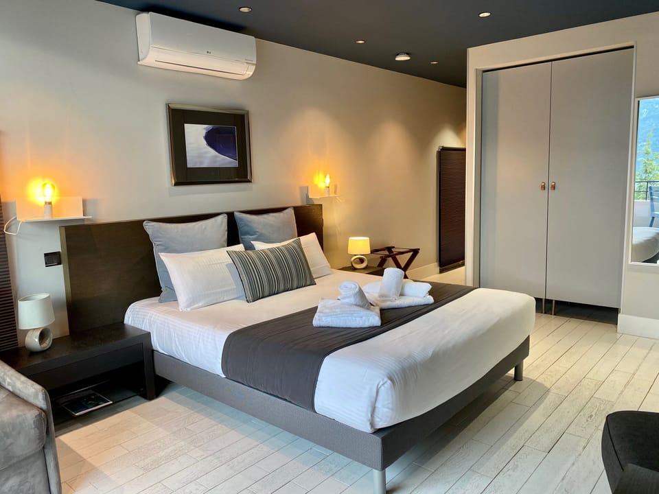 Comfort Double Room, Lake View (balcon, salle de bain et douche) | Premium bedding, minibar, in-room safe, individually decorated
