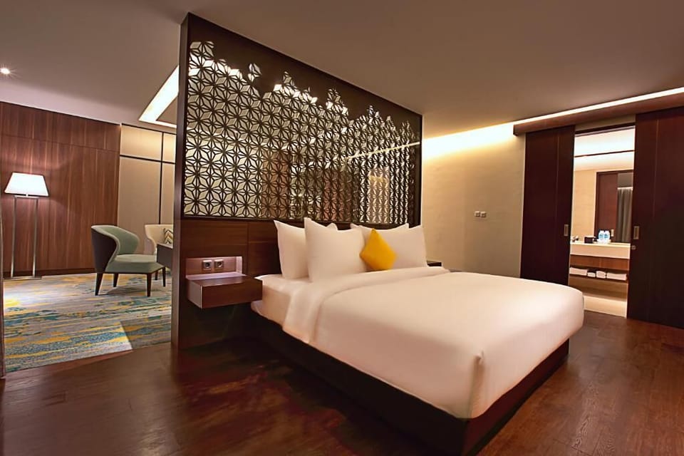 Executive Suite | In-room safe, desk, blackout drapes, free WiFi