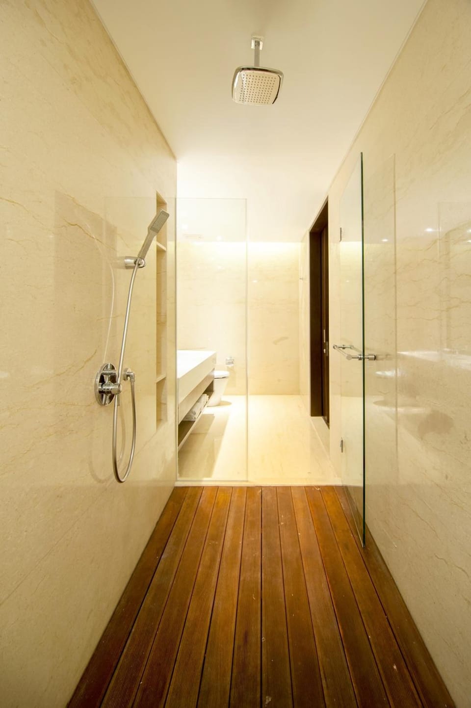 Executive Suite | Bathroom | Shower, free toiletries, hair dryer, slippers